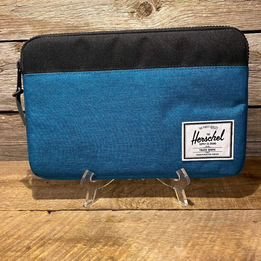 Authentic Hershel Padded Zipper Tablet Tote - Brand NEW measures 13’x8’ approx